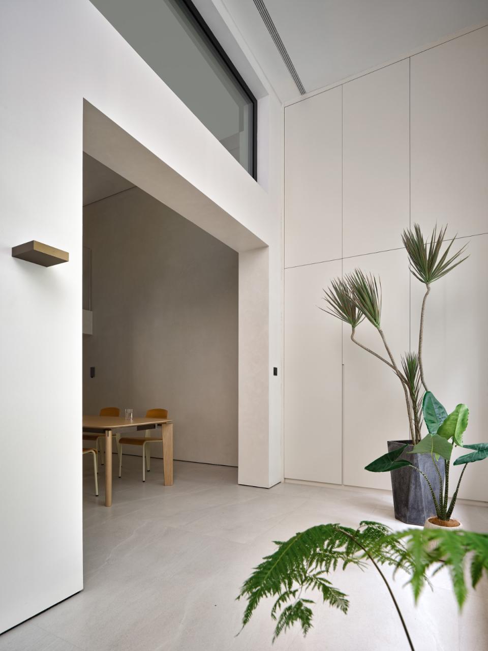 梧桐树下的420平米复式公寓: 为年轻家庭巧妙创建”视线连通”挑高空间