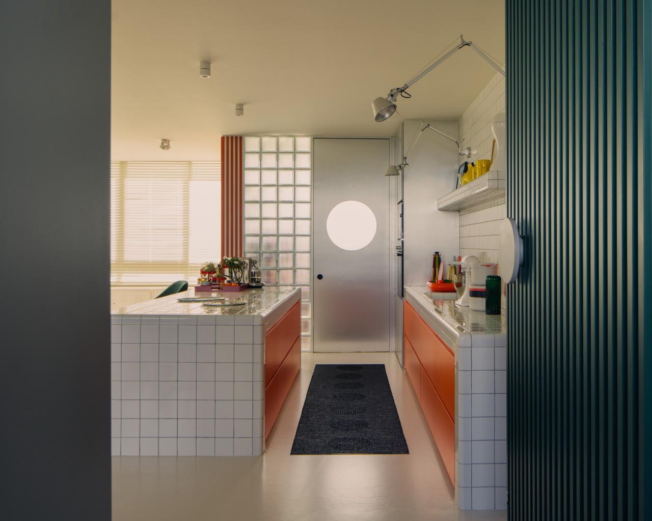 灵动的色彩之家：新加坡粗野派公寓改造项目