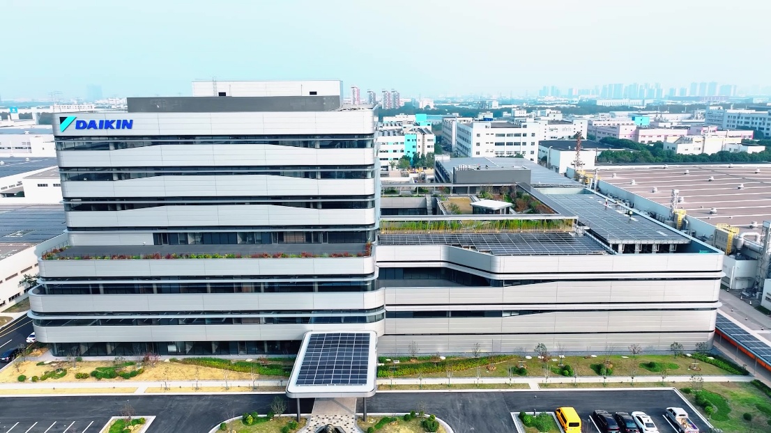 城市街道与高楼大厦的景色 AI 生成的内容可能不正确。