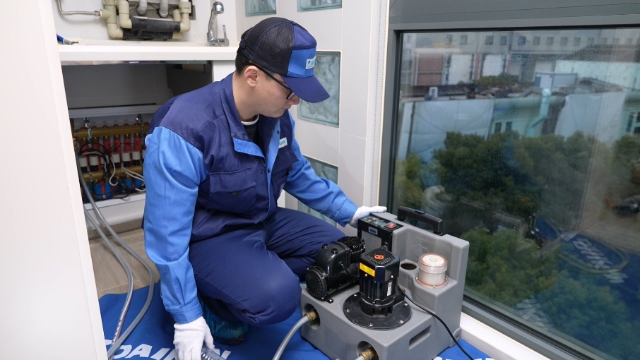 图片包含 人, 男人, 年轻, 窗户 AI 生成的内容可能不正确。