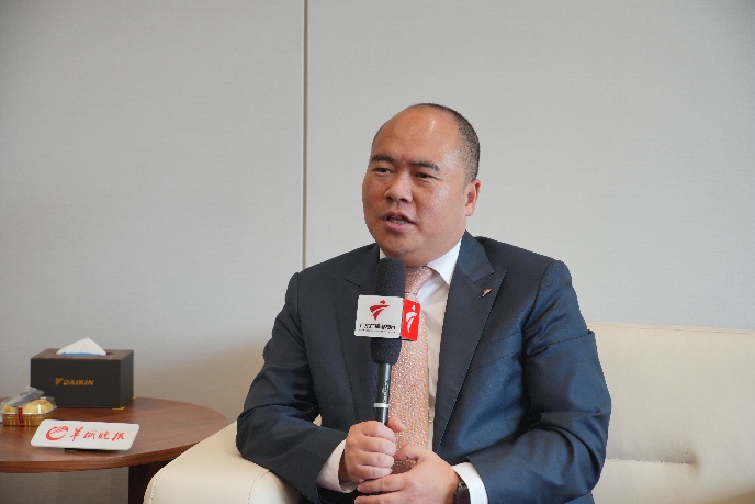 穿着西装笔挺的男子手里拿着东西 AI 生成的内容可能不正确。