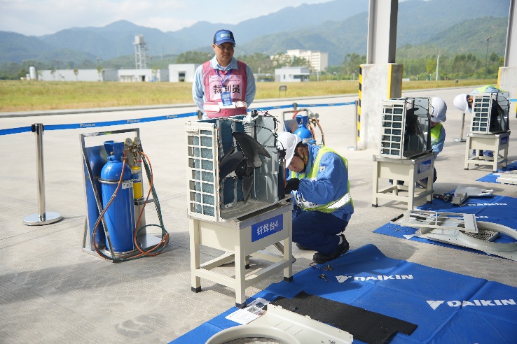 图片包含 桌子, 男人, 山, 小 AI 生成的内容可能不正确。